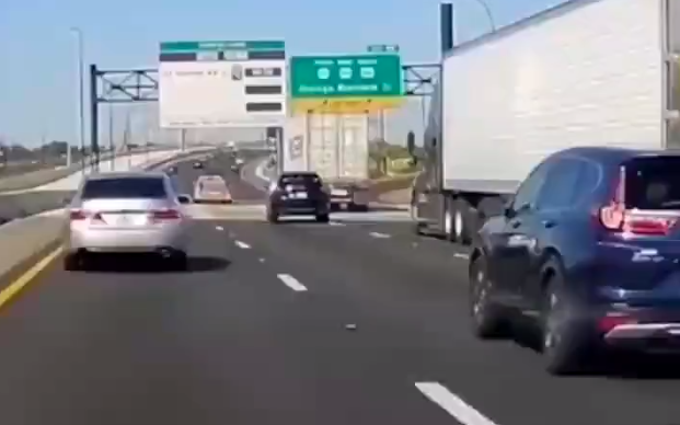 فيديو/ كارثة على الطريق جراء تغيير فجئي للمسار