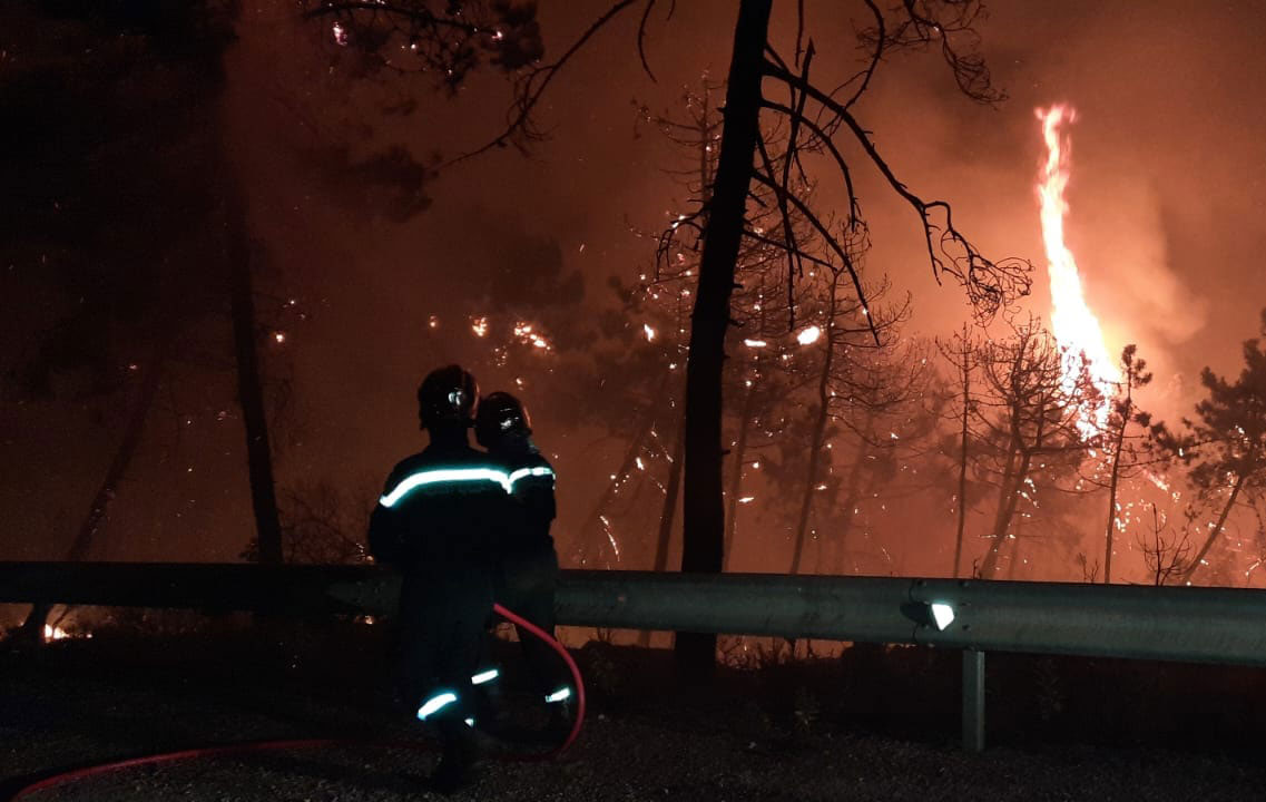 حريق طبرقة/ تواصل عمليات الإطفاء وإجلاء إحدى العائلات