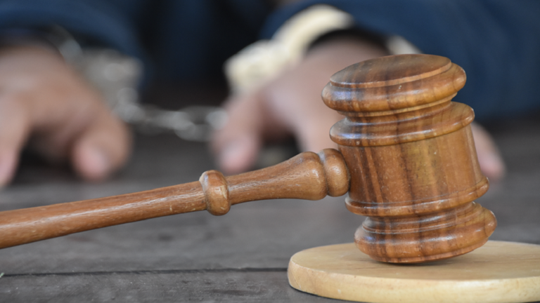 عمره 11 عاما/ محاكمة طفل جنائيا بتهمة قتل والدته