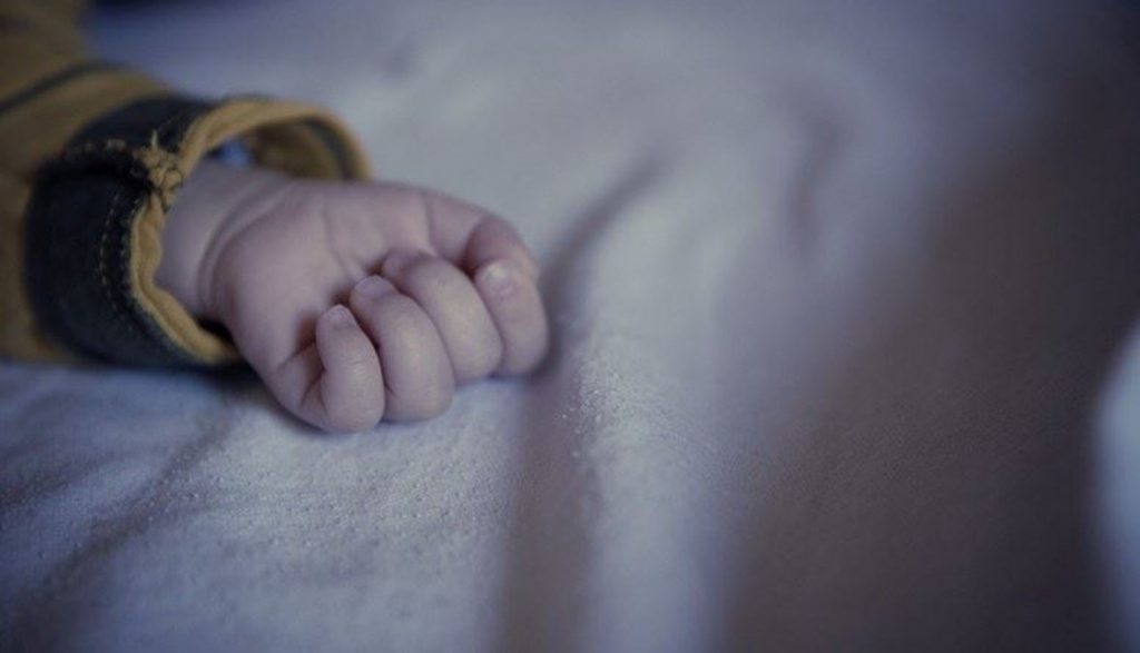 رضيعة داخل كيس