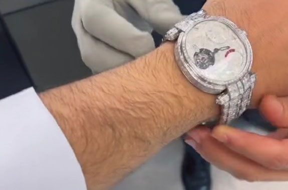 شاهد/ سعودي يقتني ساعة بـ5.6 مليون دينار