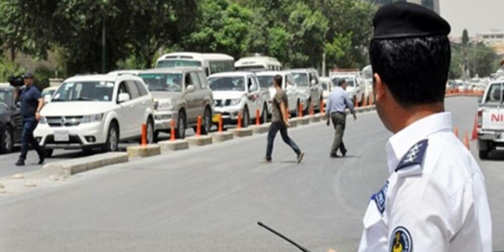 شاهد/ بسبب مخالفة مرورية.. امراتان تضربان بوليس بنعليهما