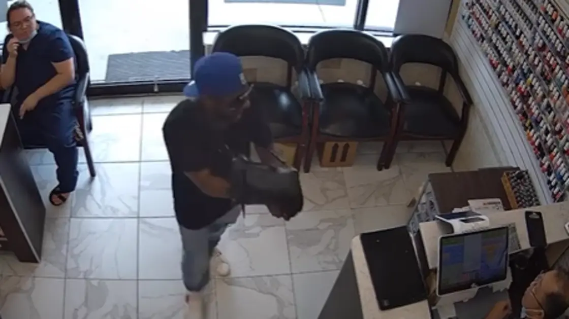 عملية سطو كوميدية.. لم يهتم احد باللص فخرج دون سرقة