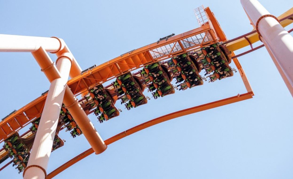 شاهد/ تعطل لعبة في ملاهي يجبر ركّابها على البقاء بالمقلوب لساعات