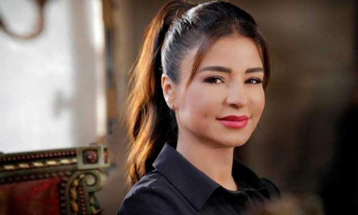 شاهد/ عراك بالأيدي بين ممثّلة لبنانية مشهورة وسيّدة في الشارع