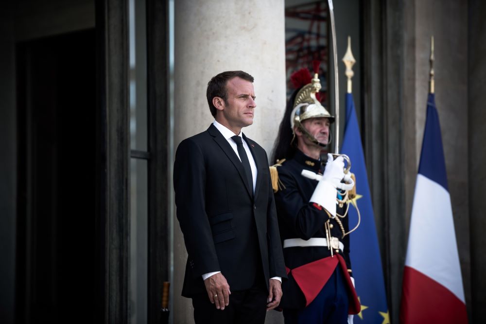 ماكرون يتلقى “إصبعا مقطوعا” في طرد بريدي!!