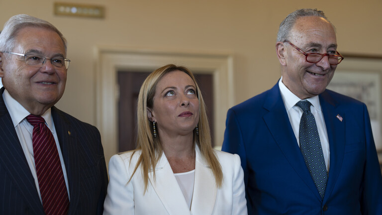 شاهد/ مسؤول أمريكي يحرج ميلوني بسؤال عن بلادها