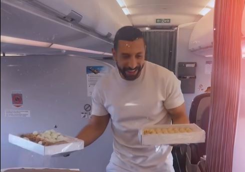شاهد/ نضال السعدي يوزع مرطبات حفل زفافه على ركاب الطائرة