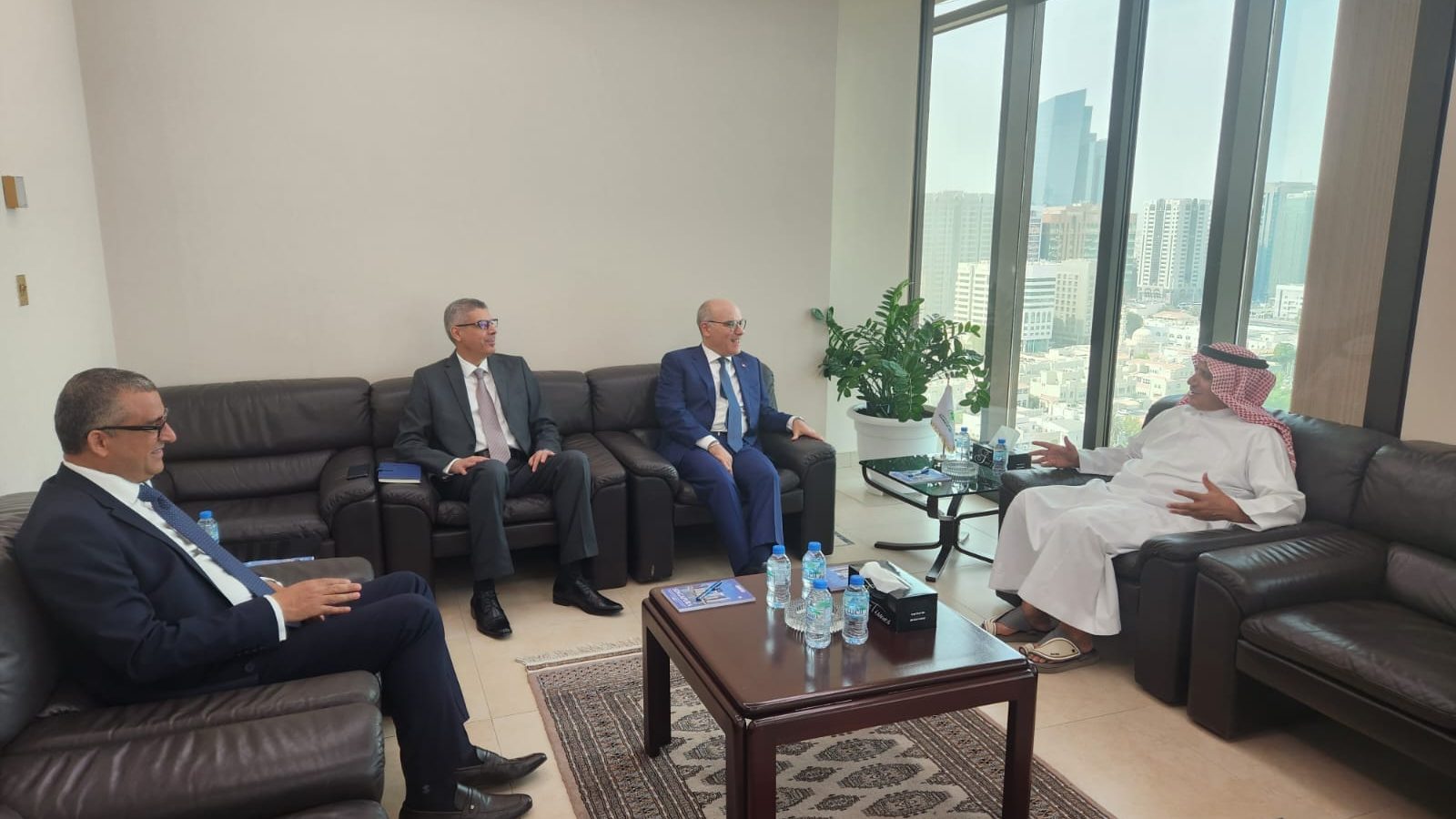 ضمن جولته الخليجية/ وزير الخارجية يلتقي بمدير صندوق النقد العربي