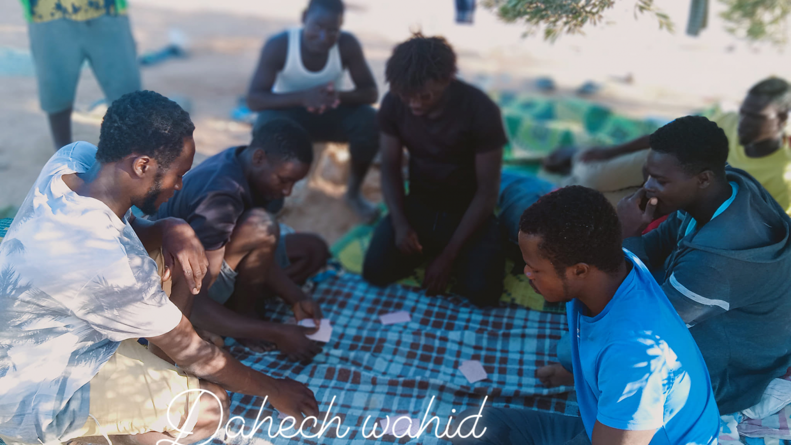 يلعبون الـ”شكبة” ويطبخون “الكسكسي”..هكذا يقضي المهاجرون اوقاتهم في صفاقس(شهادة لـ”تونس الان”)