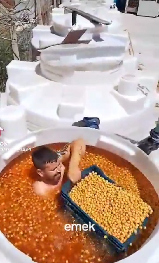 فيديو صادم / يسبح داخل برميل زيتون أثناء تعبئته للزبائن