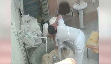 شاهد/ لحظات تحبس الأنفاس لعامل بسبب آلة لعجن الخبز