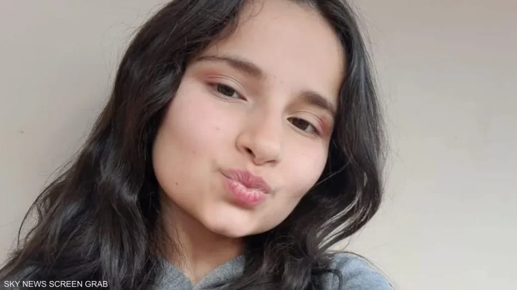 اخرجت راسها من الحافلة