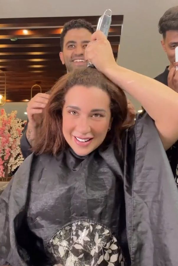 شاهد/ الفنانة اسماء شريف منير تثير الجدل بحلق شعرها