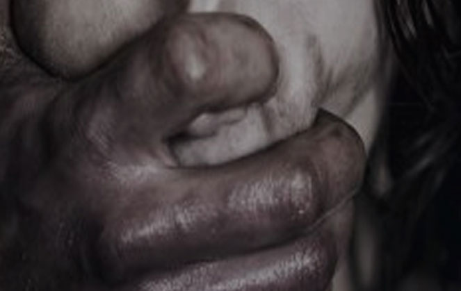 العاصمة/ أرغمها على سرقة مصوغ والدتها مقابل فسخ فيديوهات لعملية اغتصابها