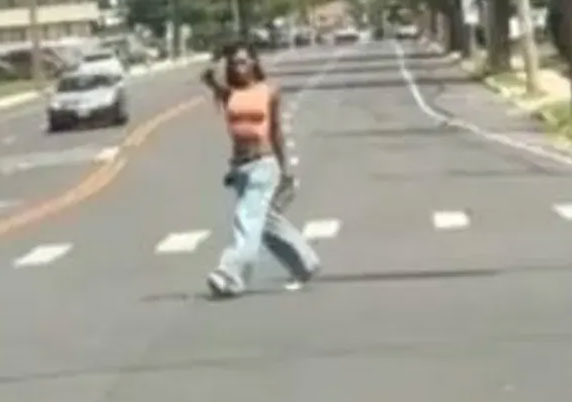 روّع المارة/ شاهد لحظة “اصطياد مجرم” بسيارة شرطة