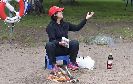 فيديو/ إيرانية تحرق مصحفا في ستوكهولم