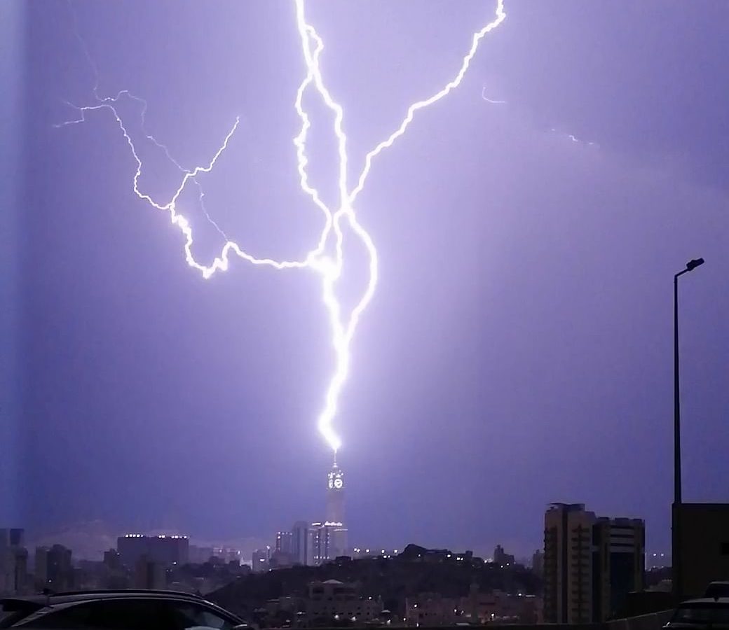 في مشهد لا يتكرر/ البرق يضرب برج الساعة بمكة (فيديو)