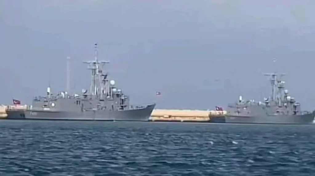 بوراج عسكرية في ميناء الخمس