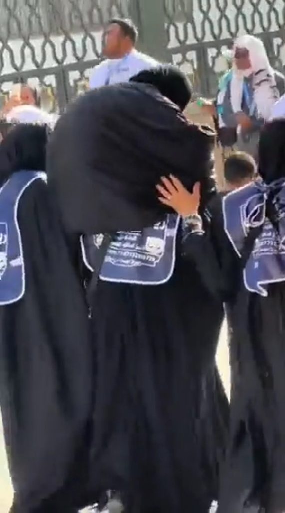 تحمل امها على كتفيها