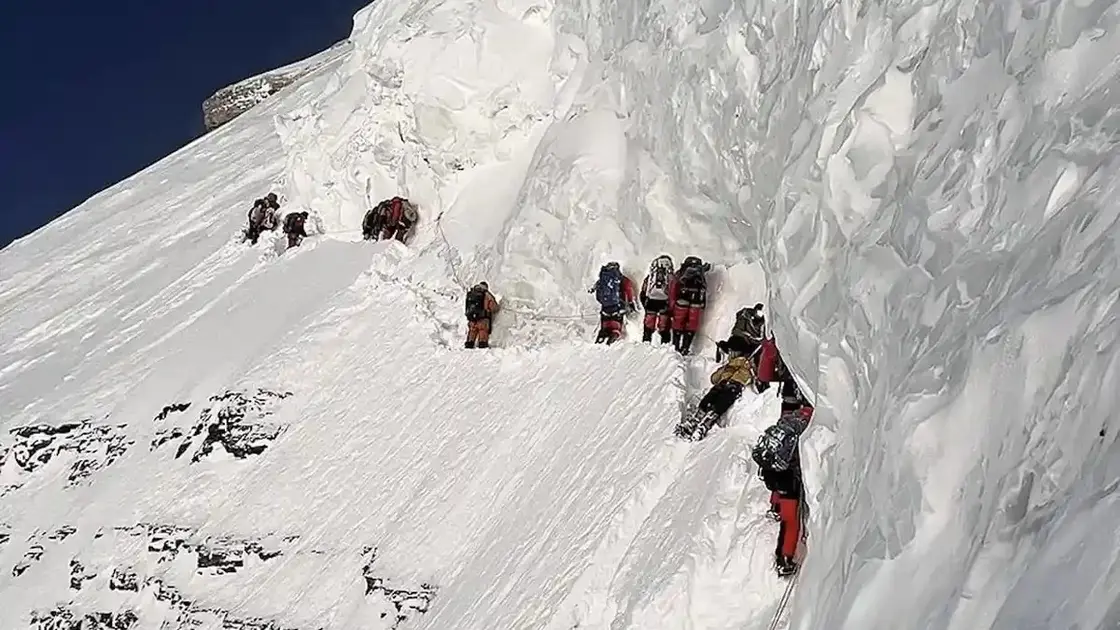 لتحطم رقما قياسيا/ متسلقة مرت بجانب مرشد يحتضر وواصلت سيرها