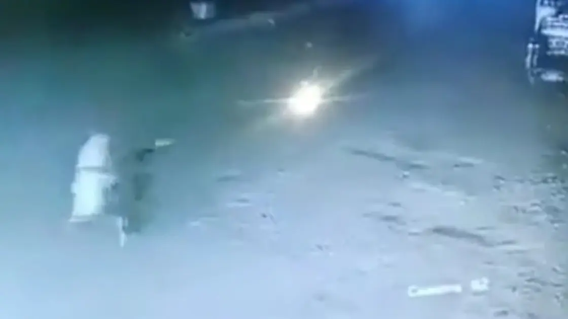 شاهد.. يفجر قنبلة يدوية بنفسه مع زوجته بسبب خلافات