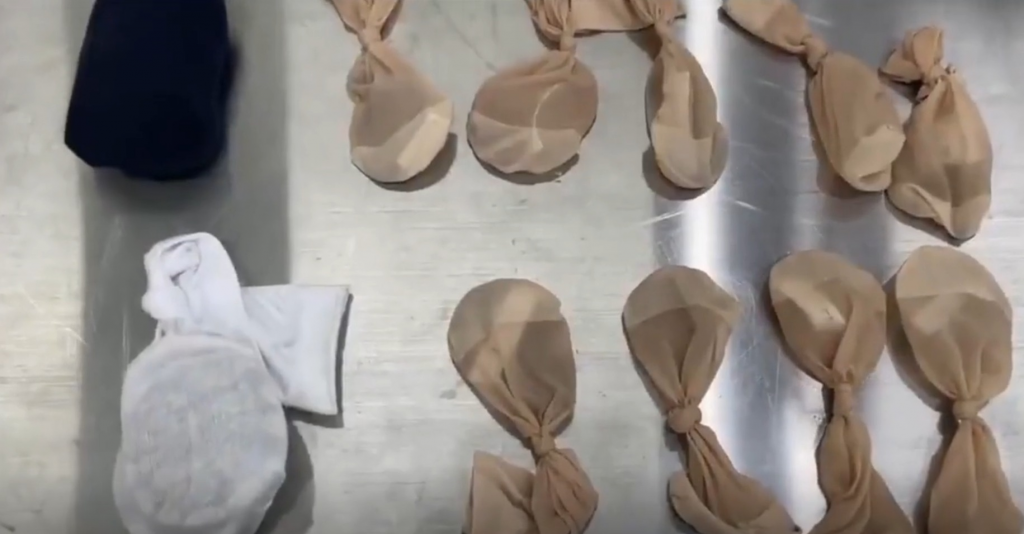 رجل يحاول تهريب 14 ثعبانا حياً داخل جيوبه عبر المطار (صور)