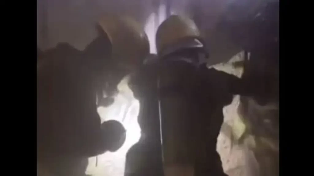 حريق يحاصر شخص