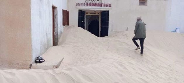 دوز/ انطلاق رفع الرّمال عن المنازل المتضرّرة من التصحّر