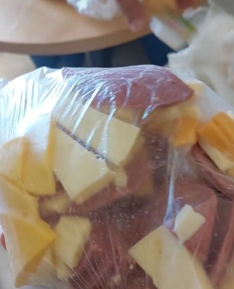 استيلاء حريفة على الاكل من نزل ..صاحبة الفيديو تتحدث لـ”تونس الان”)