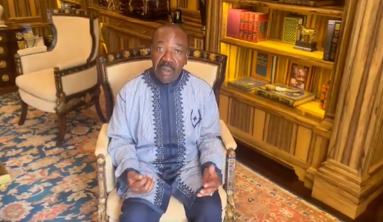 فيديو.. حقائب مليئة بالأموال في منزل رئيس الغابون فيديو.. حقائب مليئة بالأموال في منزل رئيس الغابون