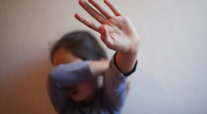 قابس..عنفت ابنتها وقيدتها بسلسلة/ الاحتفاظ بالام واستدعاء صديقها للبحث