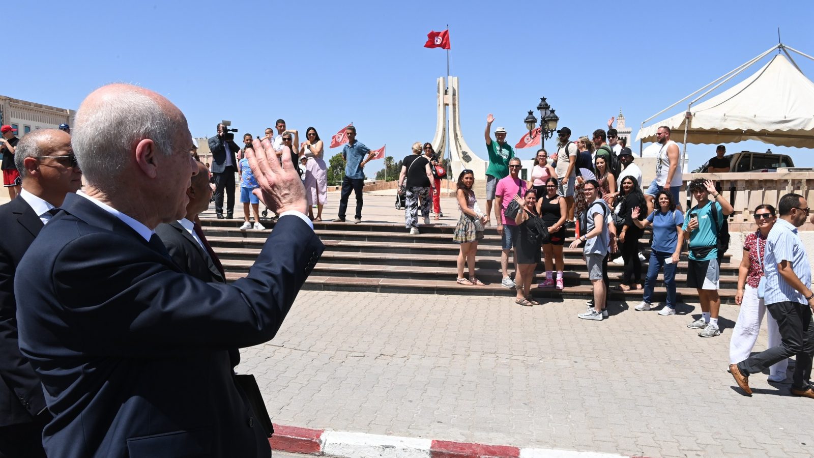 شاهد/ سعيّد يتحوّل راجلا من القصبة إلى وسط العاصمة ويزور عددا من المخابز