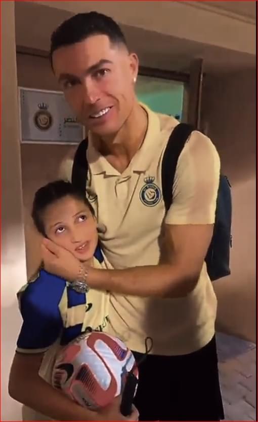 صور / رونالدو يلتقي “نصراوية” كفيفة ويوقع لها على الكرة صور / رونالدو يلتقي “نصراوية” كفيفة ويوقع لها على الكرة