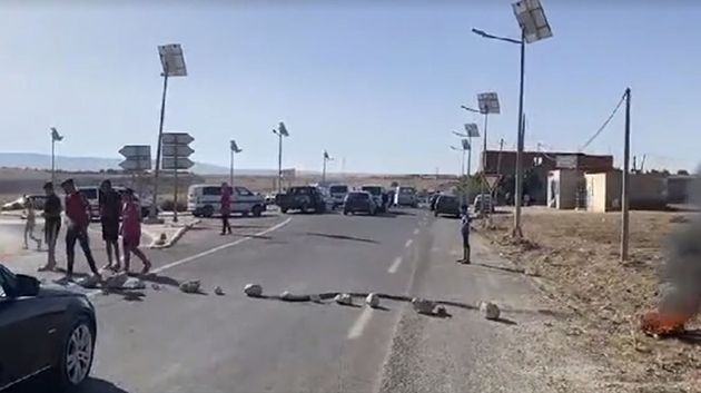 سليانة/ محتجون يغلقون الطريق بسبب انقطاع الماء منذ أشهر
