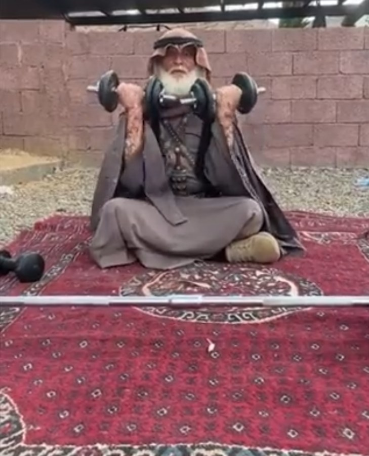 “العمر مجرد رقم”..مُسن يثير تفاعلاً بسبب لياقته البدنية (صور)