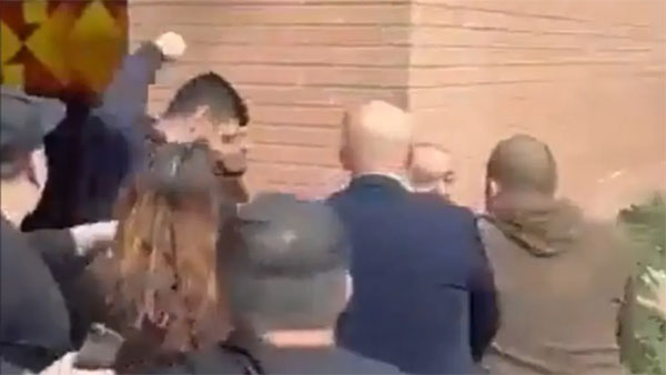 شاهد/ الاعتداء على سفير تركيا في أمريكا (فيديو)