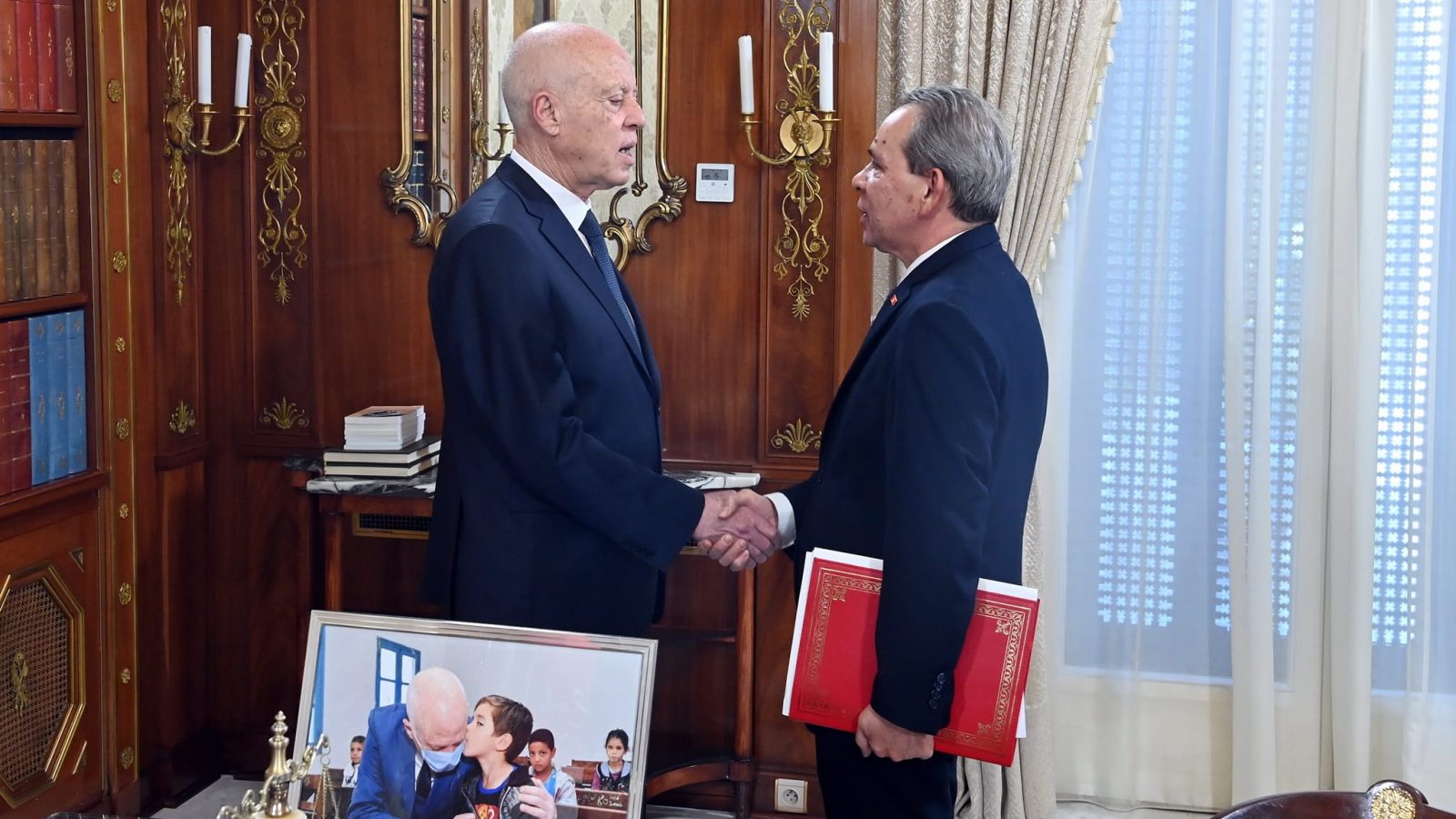 لجان التثبت من الشهائد في لقاء رئيس الجمهورية برئيس الحكومة لجان التثبت من الشهائد في لقاء رئيس الجمهورية برئيس الحكومة