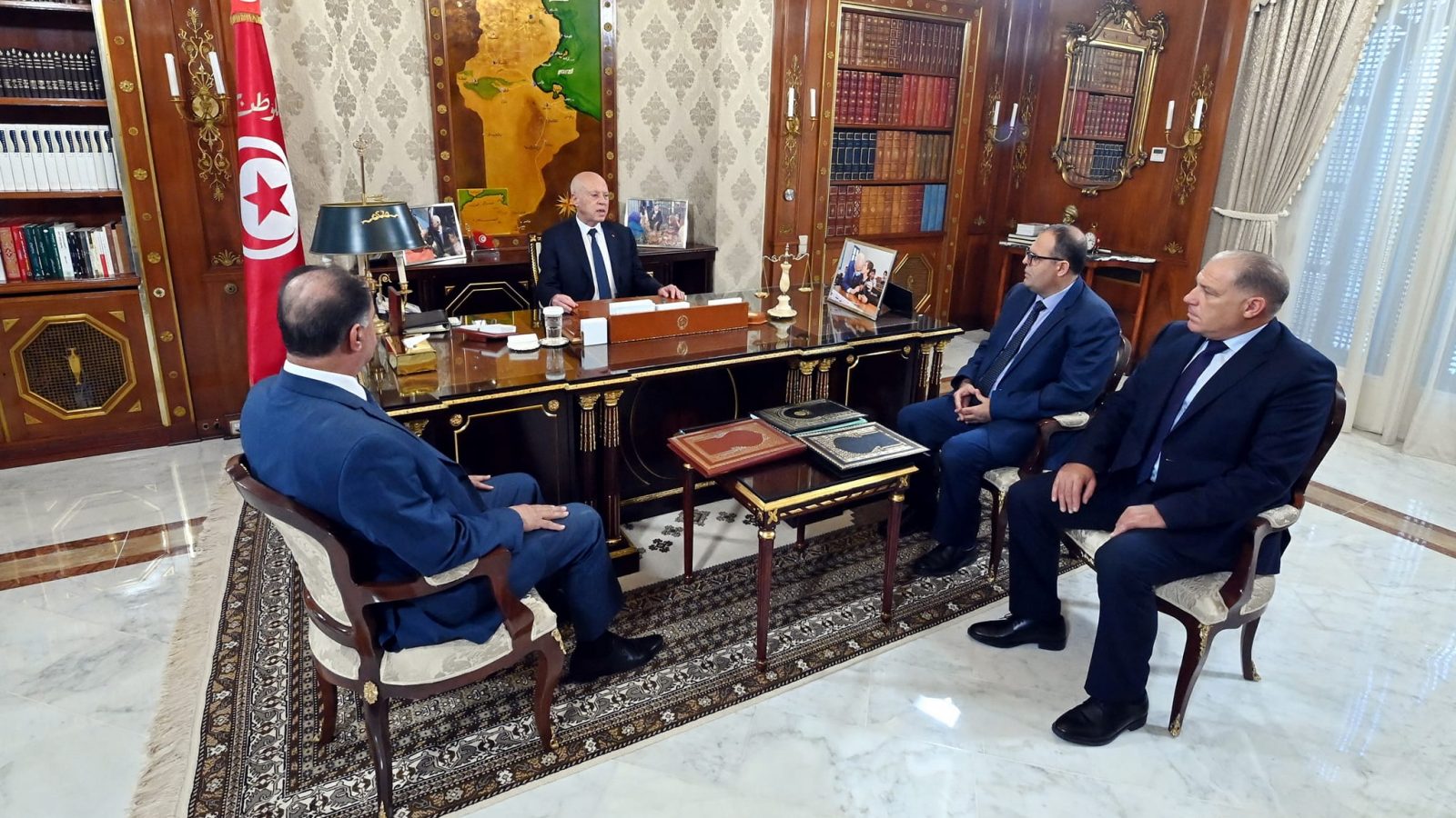 ملف الأفارقة/ الرئيس يجتمع بوزير الداخلية وقيادات امنية ملف الأفارقة/ الرئيس يجتمع بوزير الداخلية وقيادات امنية