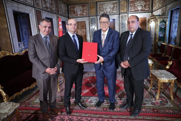 بوعسكر يسلم بودربالة تقرير الانتخابات