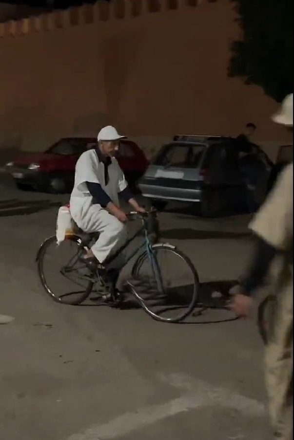 كل ما يملكه ..مغربي يتبرع بنصف كيس قمح لضحايا الزلزال