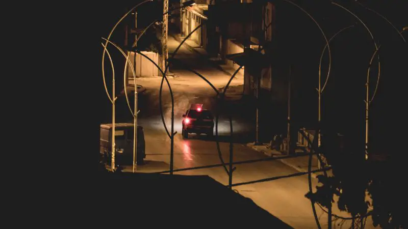 الظلام خيم في المستشفيات… مقيمة مع ابنها في المستشفى تروي