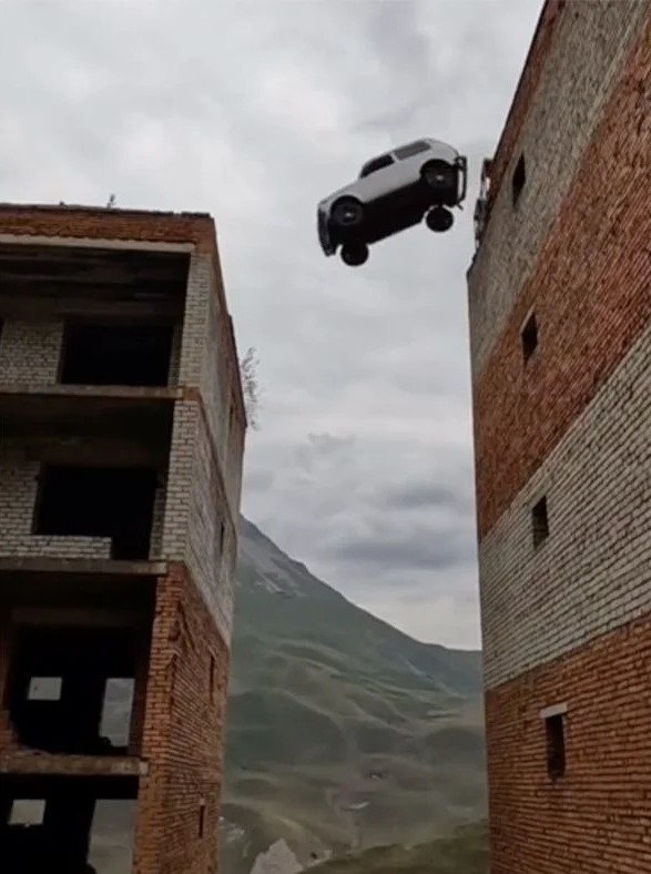 مشهد يحبس الأنفاس..نهاية قفزة مغامر بسيارته من الطابق الرابع..( صور)