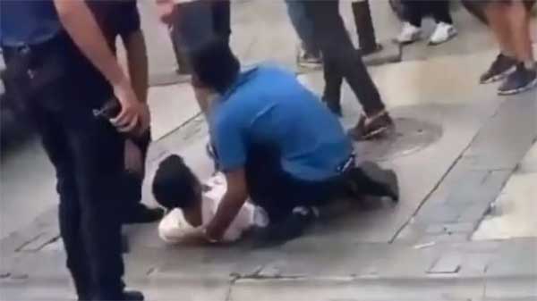 شاهد/ تركي يطعن شاباً سورياً حتى الموت من أجل سيجارة!!