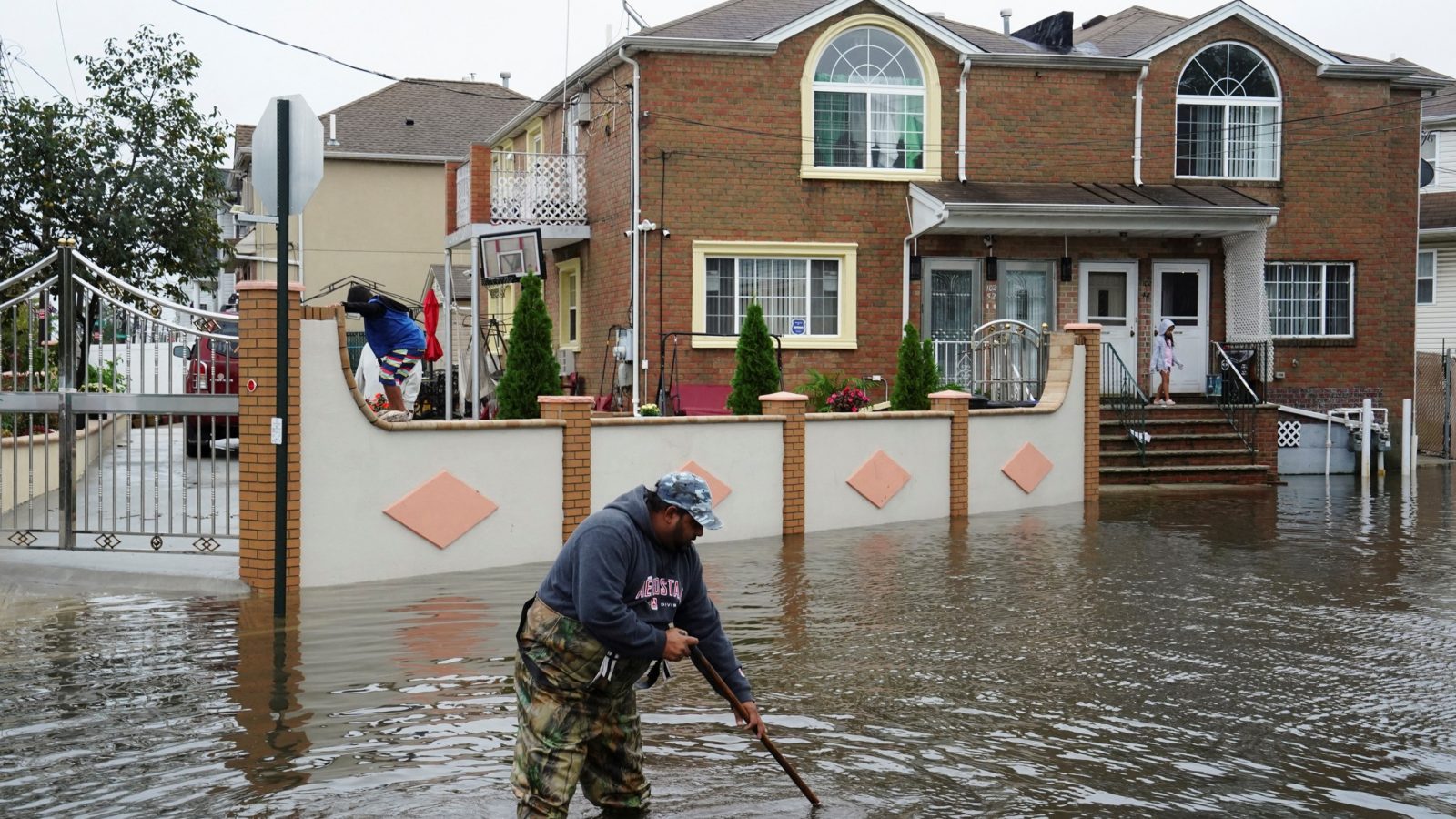 نيويورك/ اعلان الطوارئ بسبب الأمطار الغزيرة التي اغلقت الشوارع (صور)