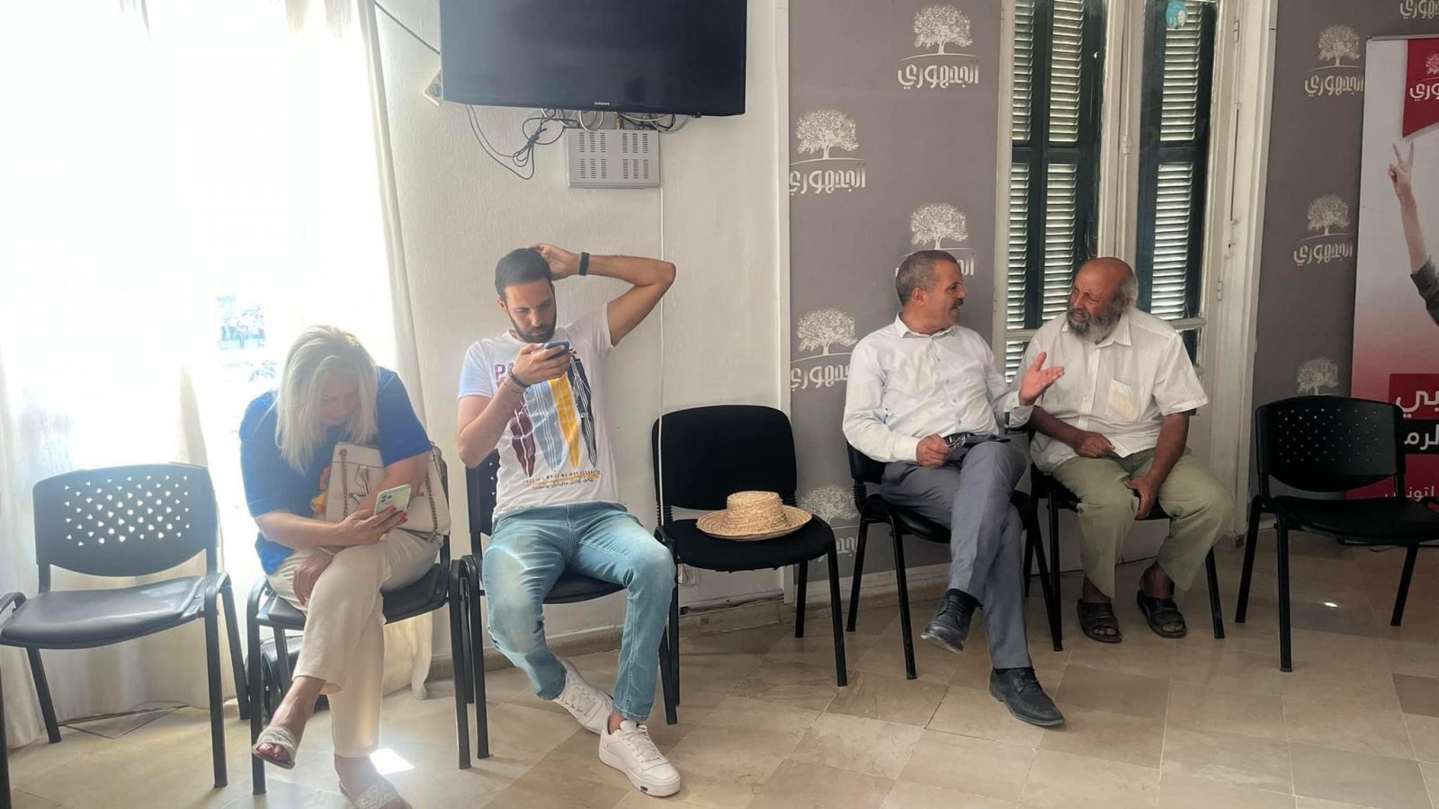 على شاكلة “مواطنون ضد الانقلاب” ..”لمة” في مقر الجمهوري لمساندة الموقوفين (صور)