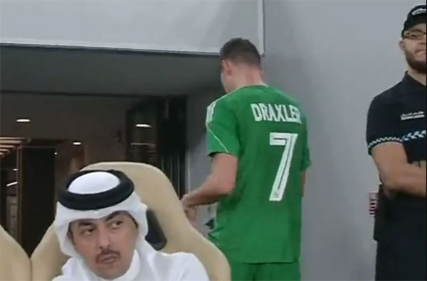 لقطة غريبة/ لاعب يقرر “ترك اللقاء” دون سبب (فيديو)