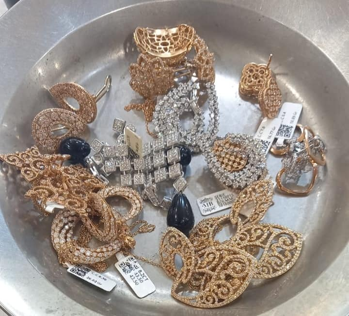 العاصمة/ حجز كمية هامة من الذهب المرصع بالألماس (صور)