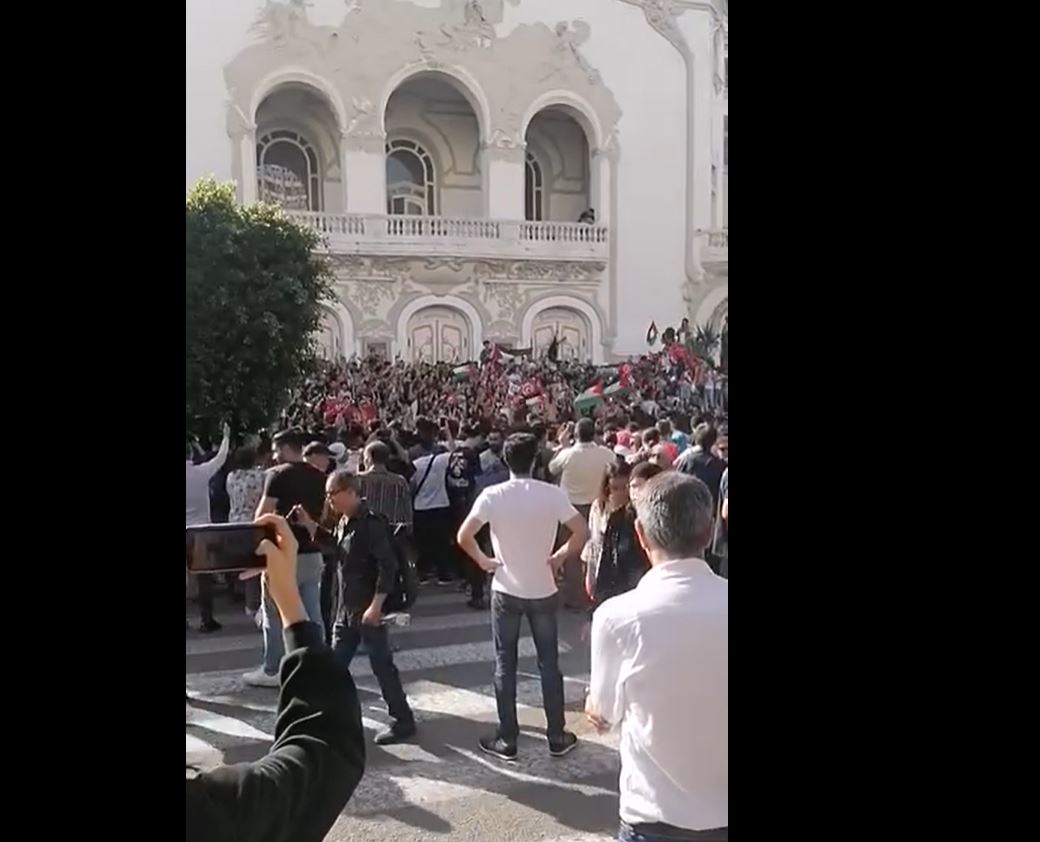 تلاميذ من امام المسرح: الشعب يريد تحرير فلسطين