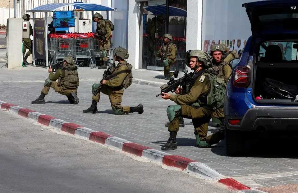 إعلام إسرائيلي: حماس تسيطر على 3 بلدات وتحتجز 50 رهينة